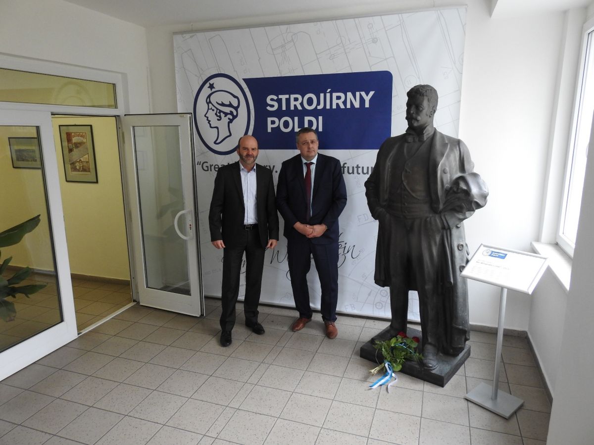 Starosta Statutárního města Kladna, pan Milan Volf s generálním ředitelem Strojíren Poldi, panem Marcusem H. Pauelsem u sochy Karla Wittgensteina.